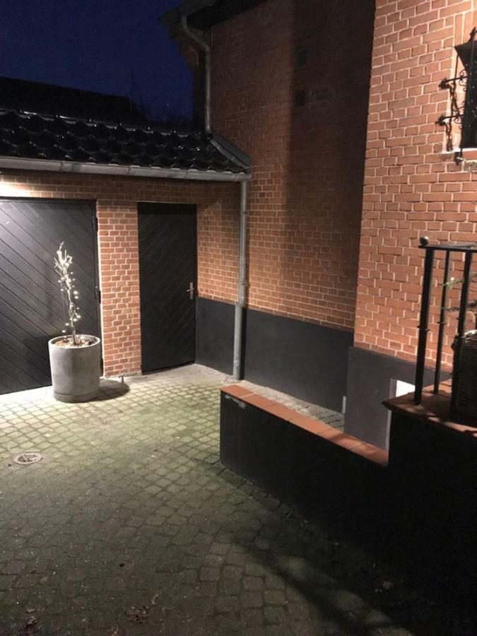 Special Offer,One Of Its Kind, Extremely Central In Herning, Danish Hosts, Extremely Clean, Very Quiet Street But A Stonethrough From Bars & Restaurants Appartement Buitenkant foto