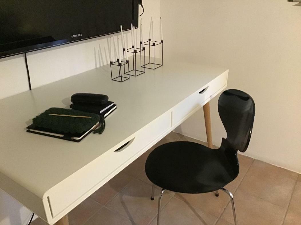 Special Offer,One Of Its Kind, Extremely Central In Herning, Danish Hosts, Extremely Clean, Very Quiet Street But A Stonethrough From Bars & Restaurants Appartement Buitenkant foto