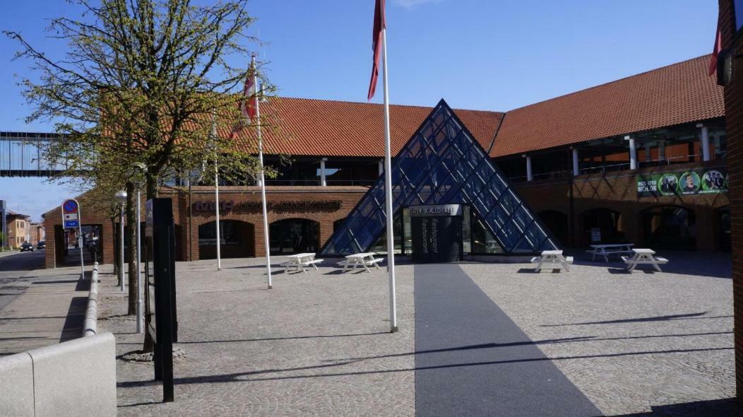 Special Offer,One Of Its Kind, Extremely Central In Herning, Danish Hosts, Extremely Clean, Very Quiet Street But A Stonethrough From Bars & Restaurants Appartement Buitenkant foto